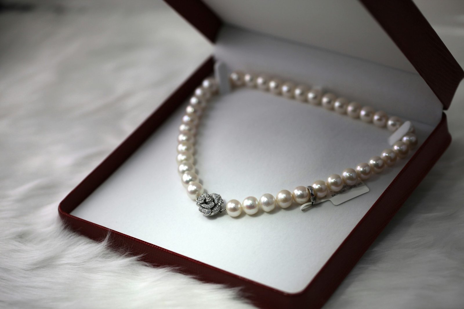 modern pearl neckless for women
